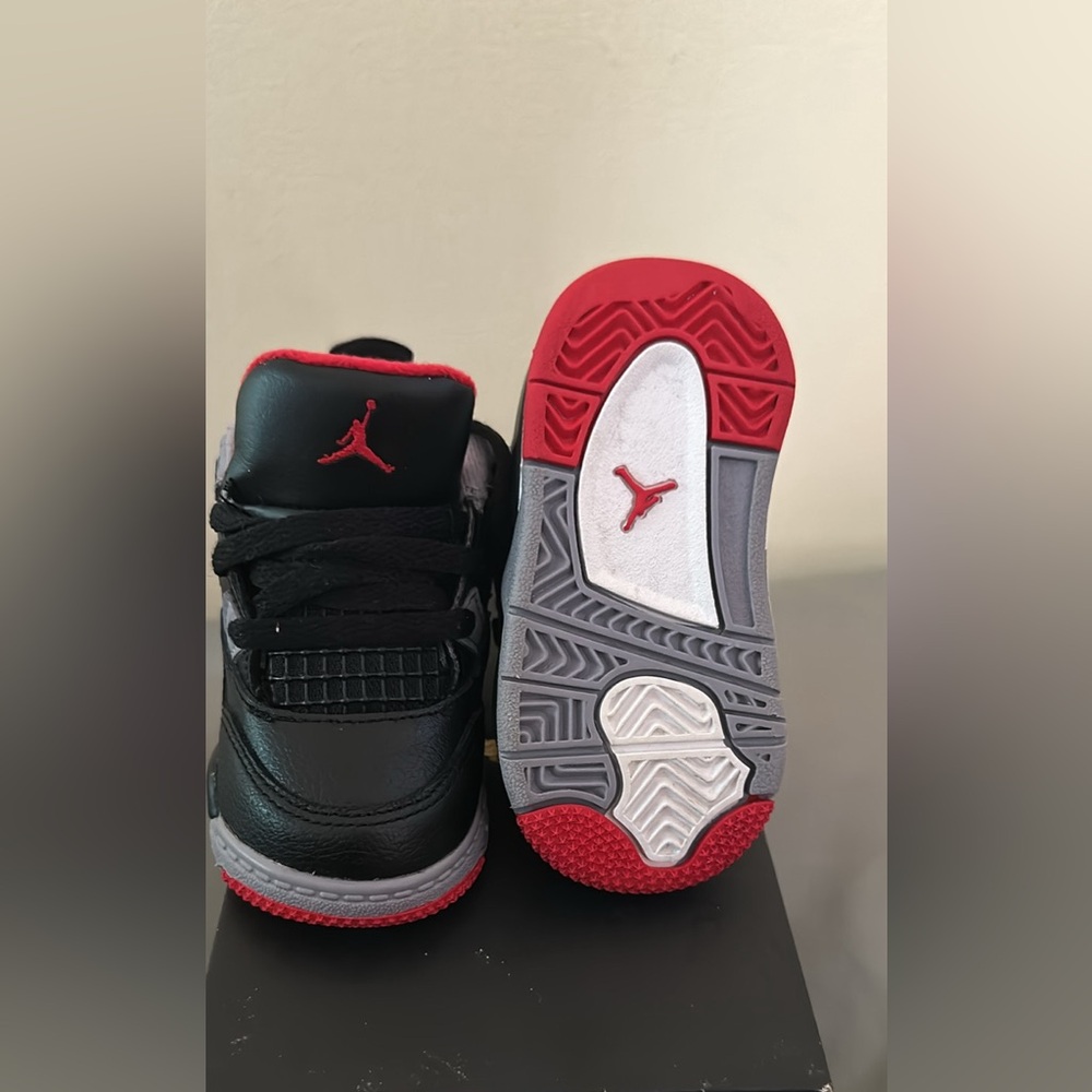 Jordan Retro 4’s Size 4C Idk how to put my prices but this sneaker is $60
Hmu😄